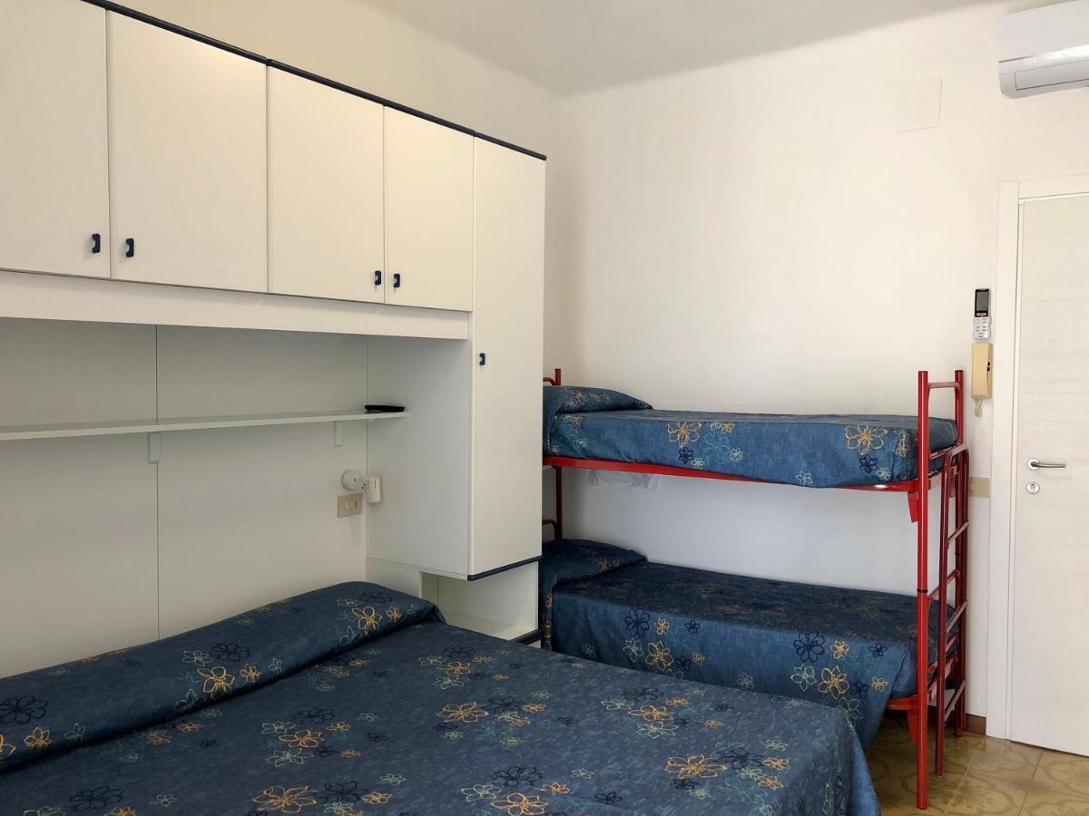 Albergo Elena Garni Каорле Екстер'єр фото
