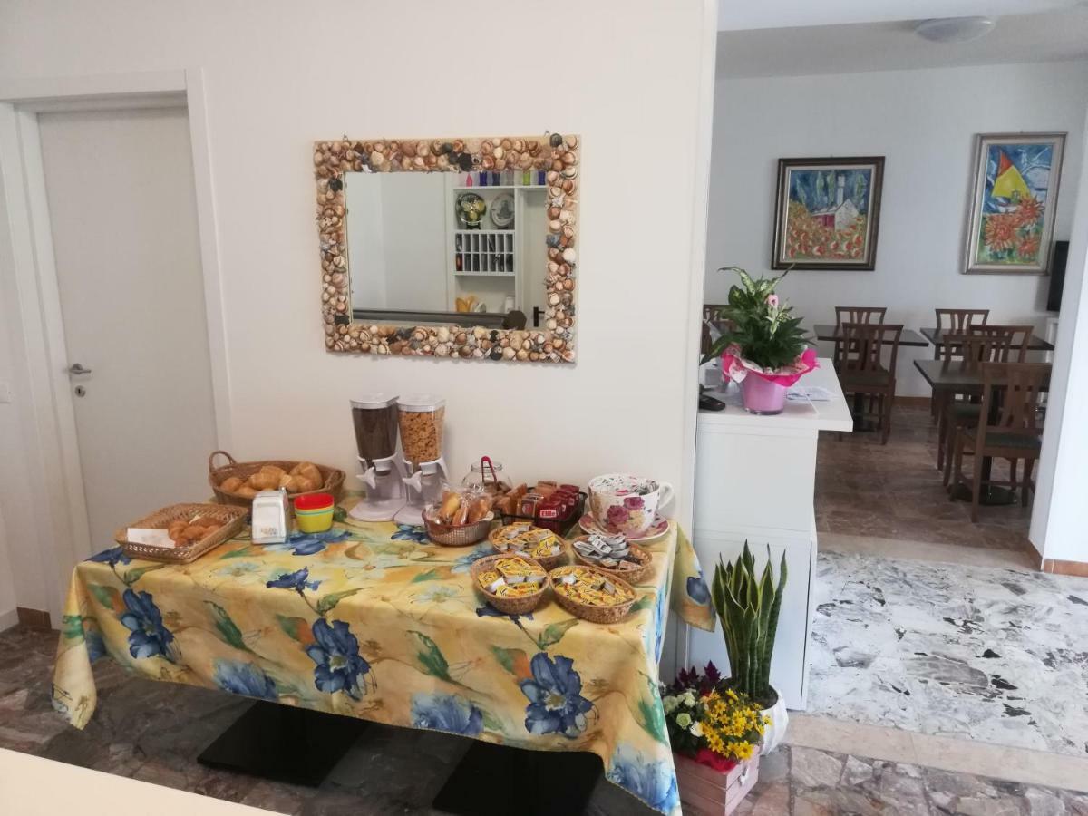 Albergo Elena Garni Каорле Екстер'єр фото