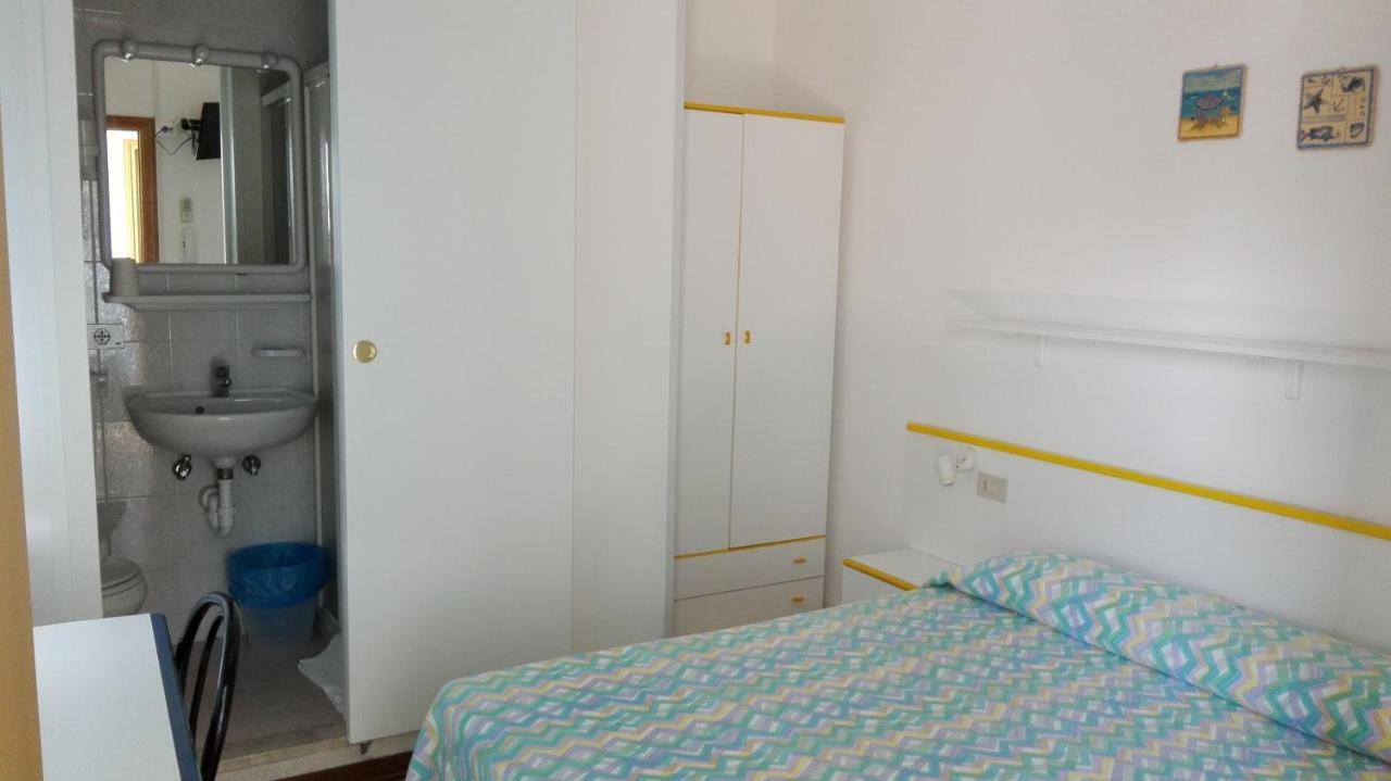 Albergo Elena Garni Каорле Екстер'єр фото