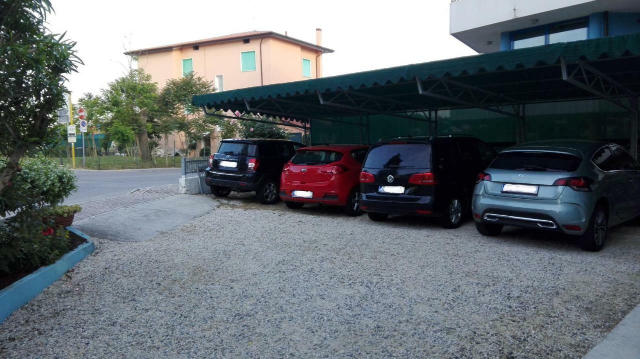 Albergo Elena Garni Каорле Екстер'єр фото
