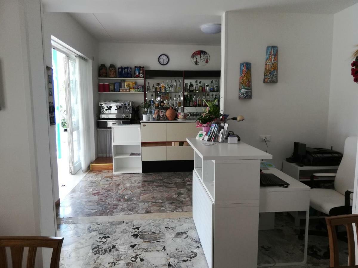 Albergo Elena Garni Каорле Екстер'єр фото