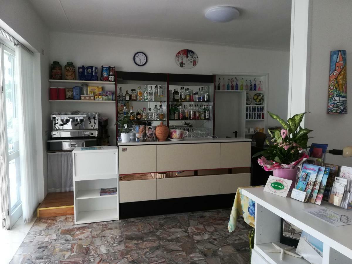 Albergo Elena Garni Каорле Екстер'єр фото