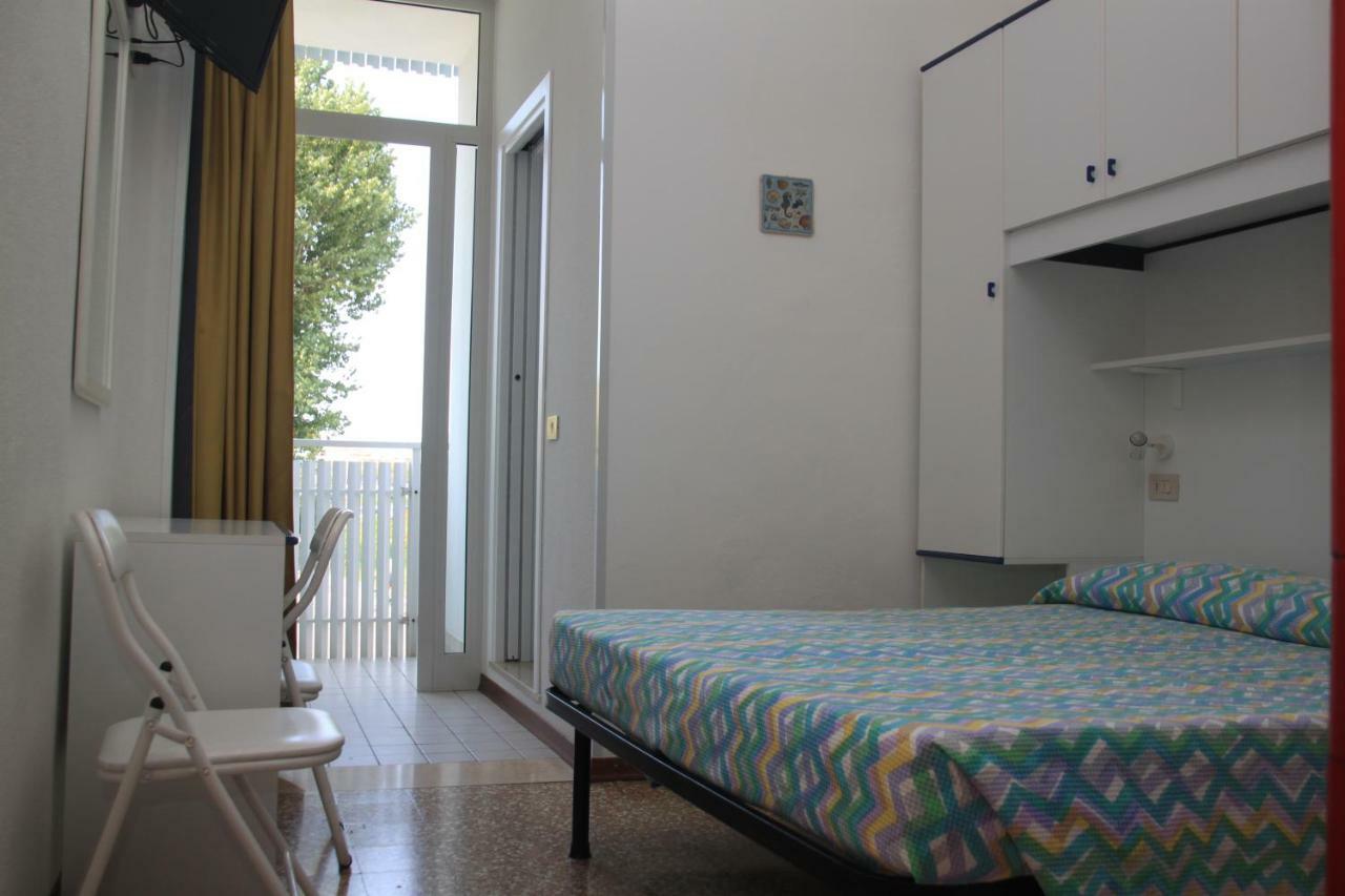 Albergo Elena Garni Каорле Екстер'єр фото